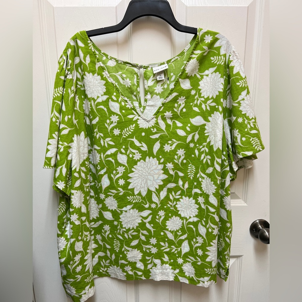 💚 NWOT! Ava & Viv Spring Green Floral Blouse